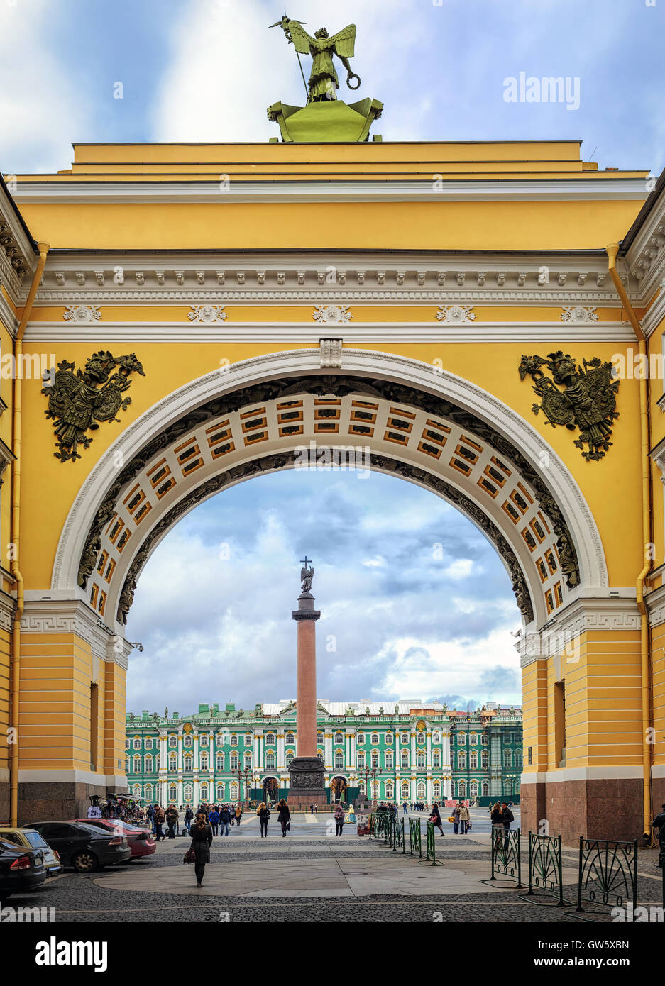 Palacio de Invierno vista a través del arco del Senado, San Petersburgo, Rusia Foto de stock
