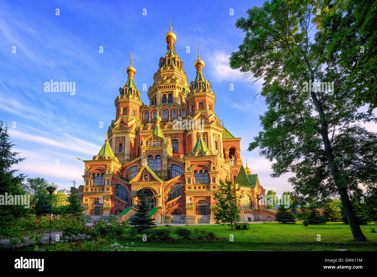 Catedral de San Pedro y san Pablo es una iglesia ortodoxa rusa tradicional, Peterhof, San Petersburgo, Rusia Foto de stock