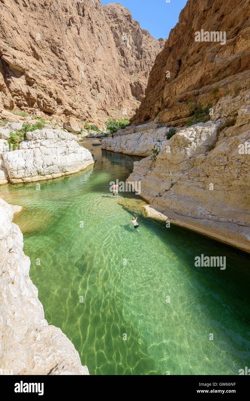 Como Wadi Shab la más famosa y visitada wadi en Omán con fabulosas piscinas naturales. Foto de stock