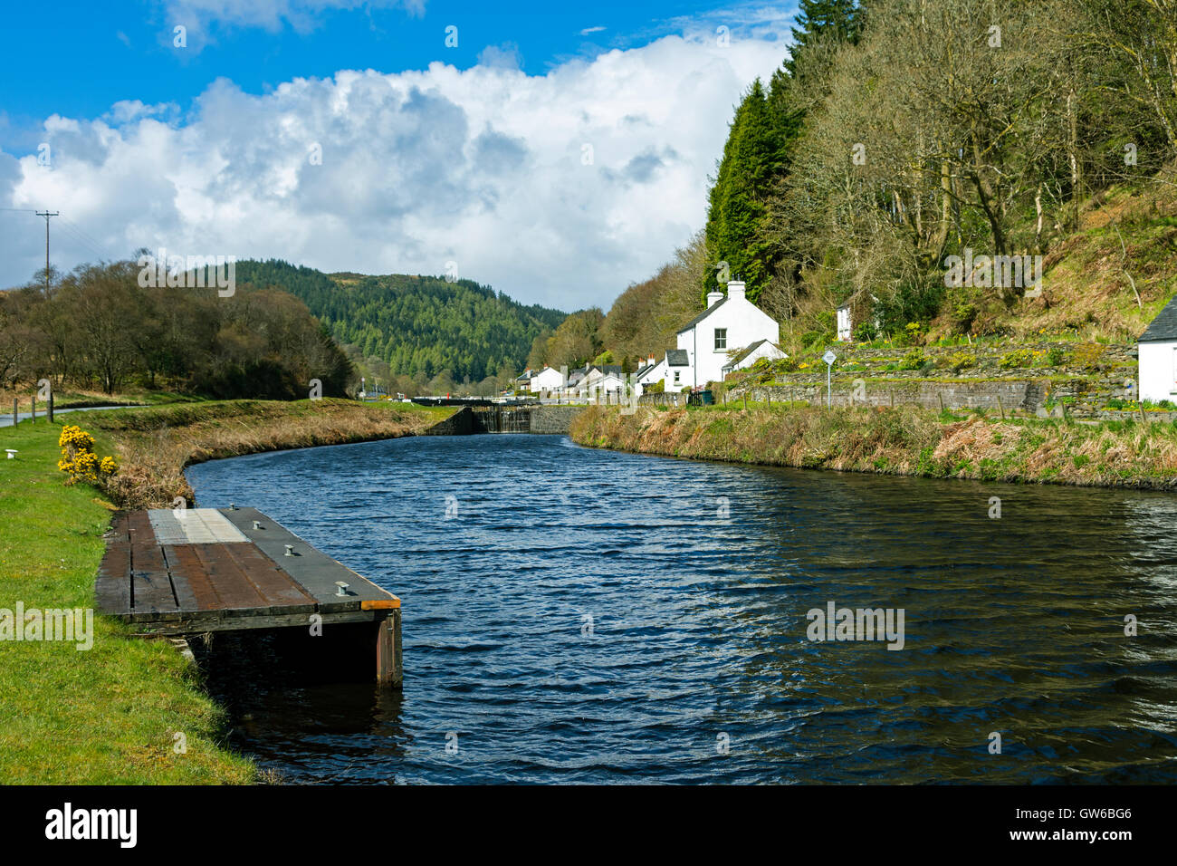 Punto de amarre cerca Cairnbaan bloqueos en el Canal de Crinan, Argyll and Bute, en Escocia, Reino Unido Foto de stock