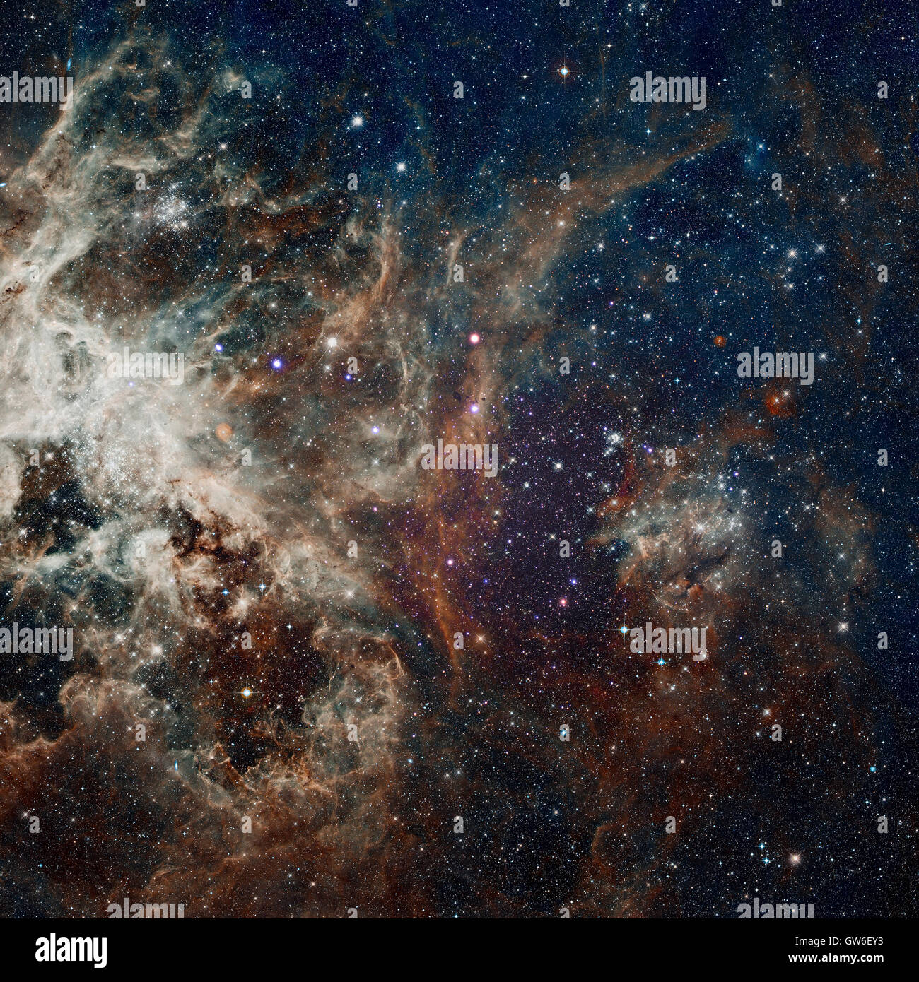 Colorido estrellas nebulosa en el espacio ultraterrestre. Foto de stock