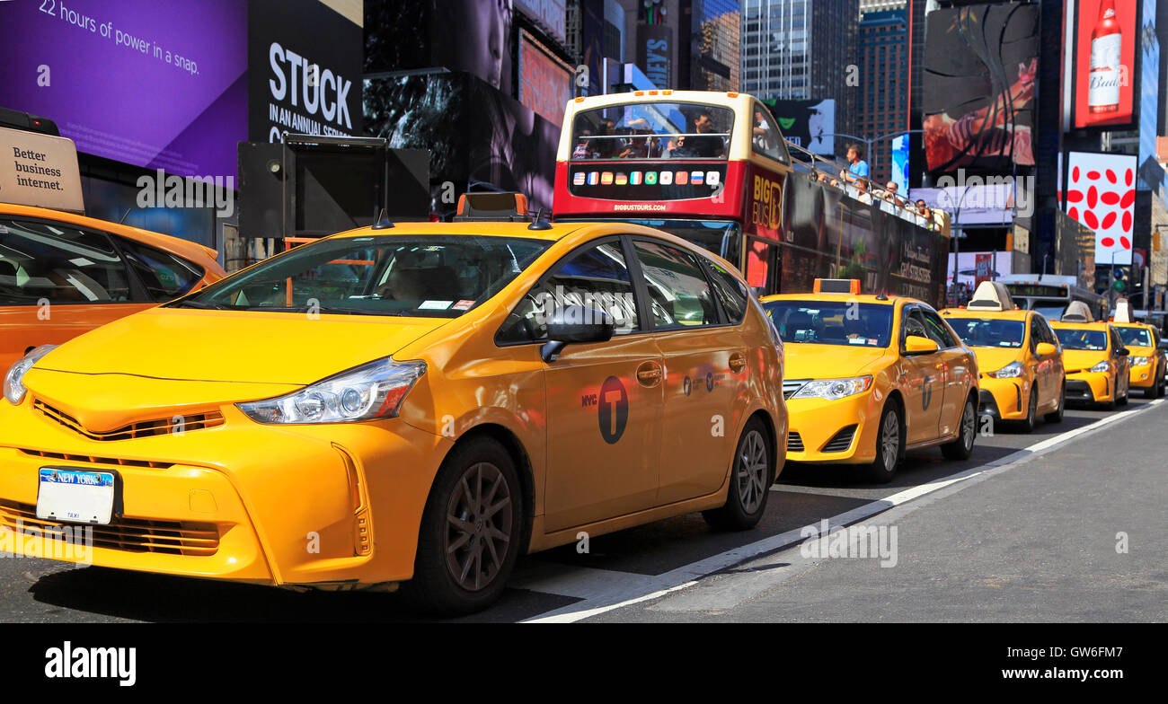 Los taxis amarillos en Times Square es una importante intersección y comercial Barrio de Midtown Manhattan, Ciudad de Nueva York Foto de stock