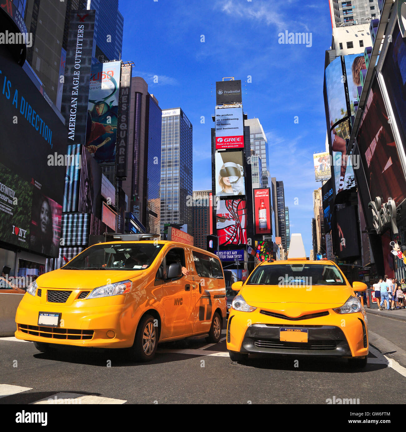 Los taxis amarillos en Times Square es una importante intersección y comercial Barrio de Midtown Manhattan, Ciudad de Nueva York Foto de stock