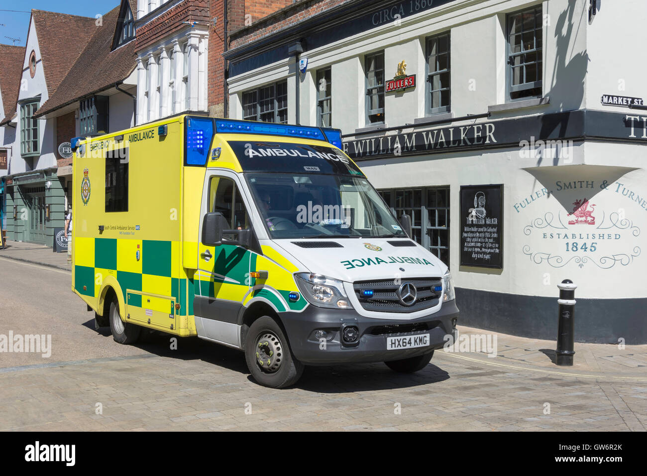 South Central NHS ambulancia de guardia, Market Street, Winchester, Hampshire, Inglaterra, Reino Unido Foto de stock