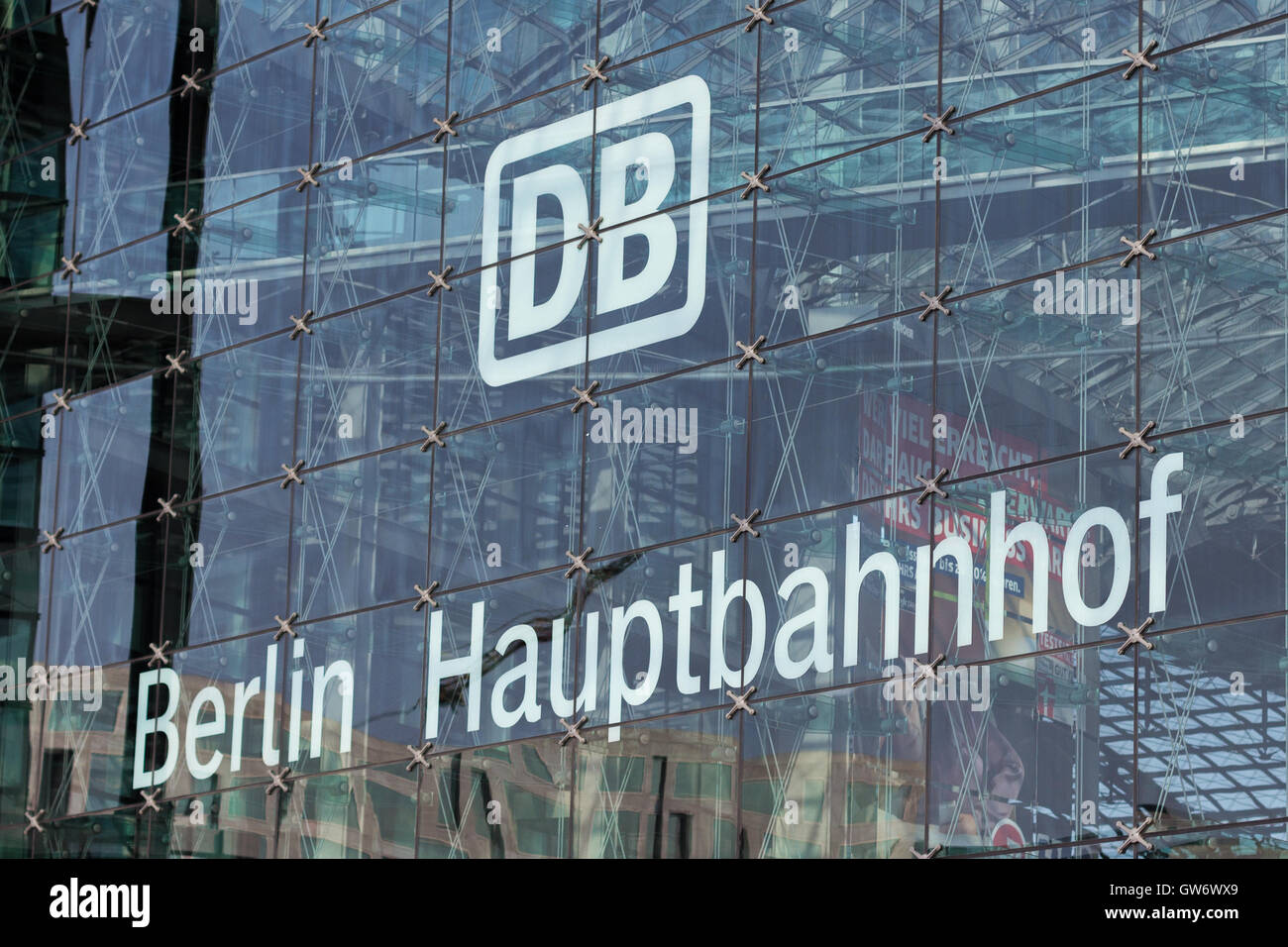 Logotipo ferroviaria alemana 'DB' (Deutsche Bahn) sobre la fachada de vidrio de la estación de tren principal de Berlín (Berlin Hauptbahnhof) Foto de stock