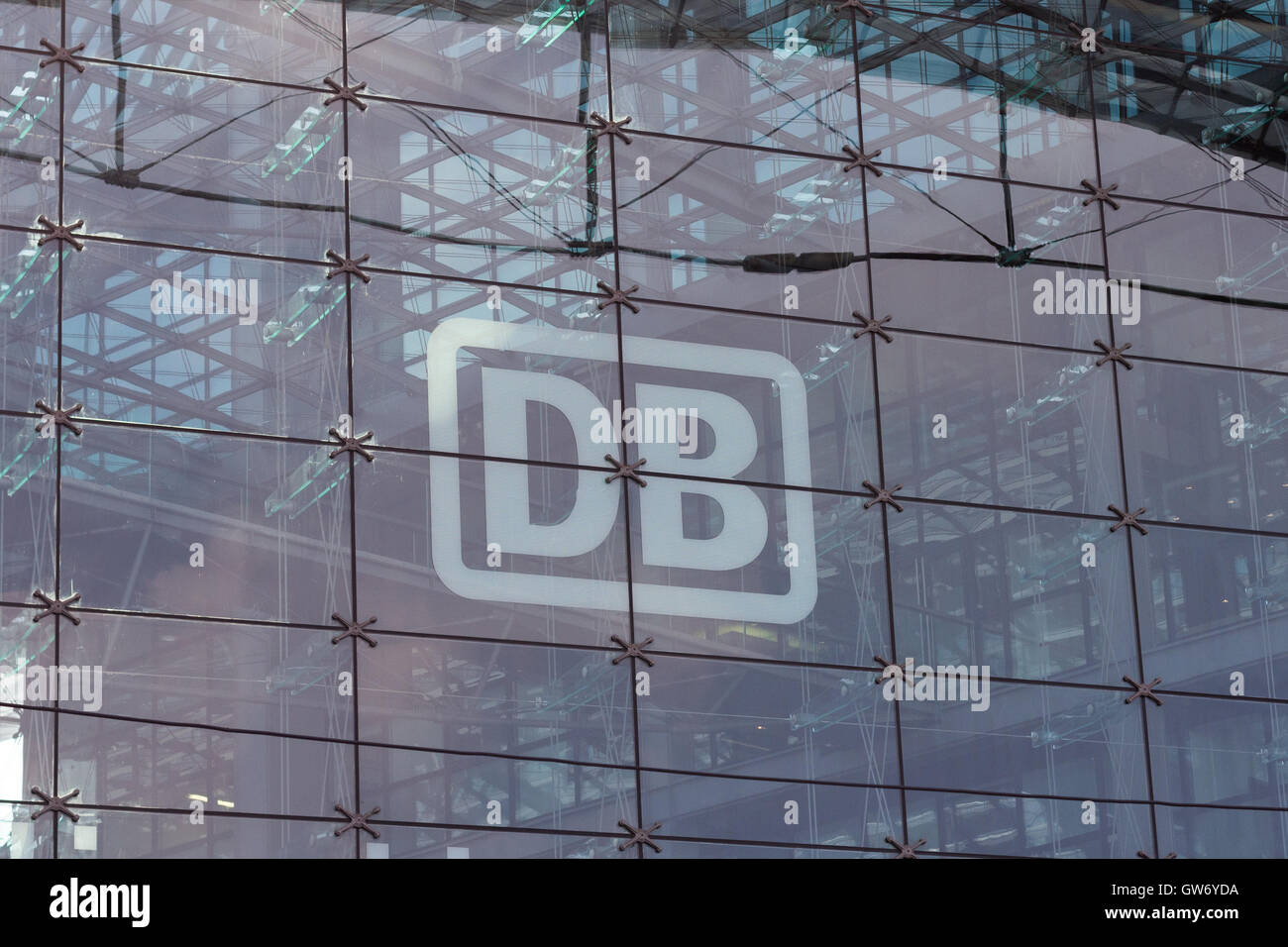 Logotipo ferroviaria alemana 'DB' (Deutsche Bahn) sobre la fachada de vidrio de la estación de tren principal de Berlín (Berlin Hauptbahnhof) Foto de stock