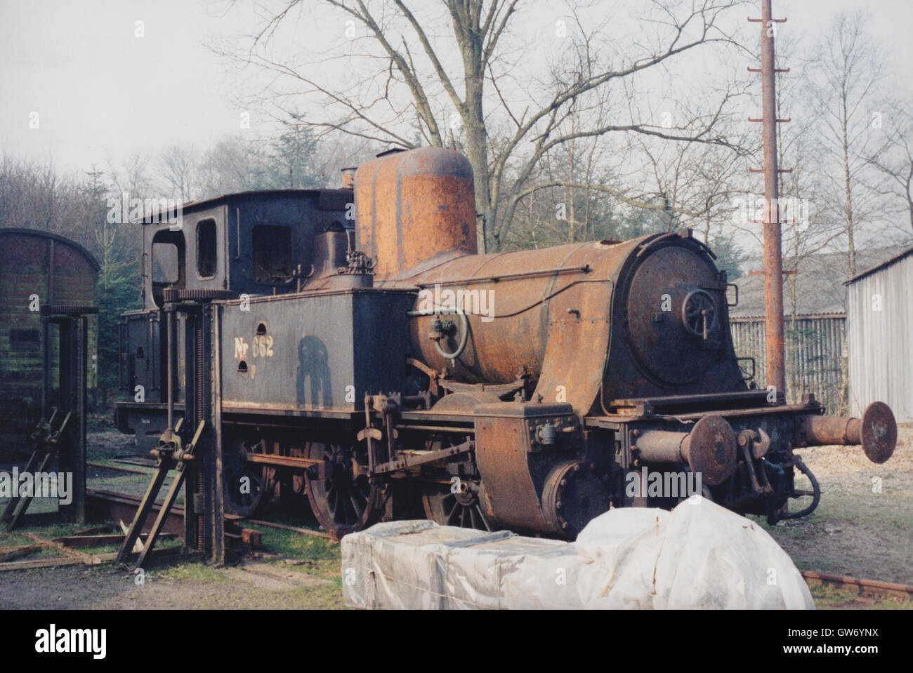 Locomotora de vapor en desuso abandonados como donante de piezas de repuesto Foto de stock