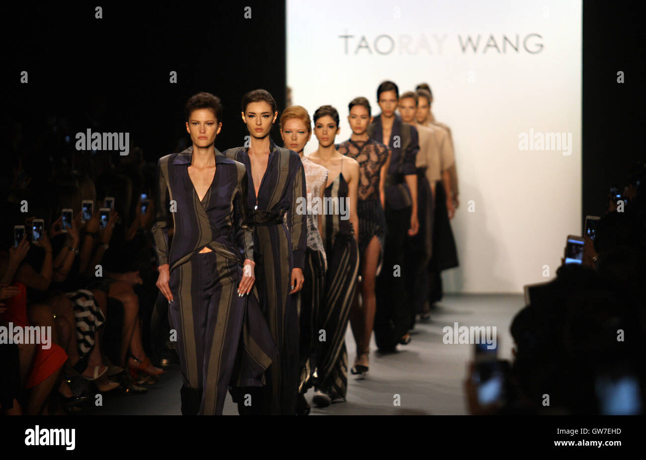 Nueva York, Estados Unidos. 12 Sep, 2016. Modelos presentan las creaciones de Wang Taoray colección primavera/verano 2017 durante la Semana de la Moda de Nueva York en Nueva York, Estados Unidos, 12 de septiembre, 2016. Crédito: Wu Rong/Xinhua/Alamy Live News Foto de stock