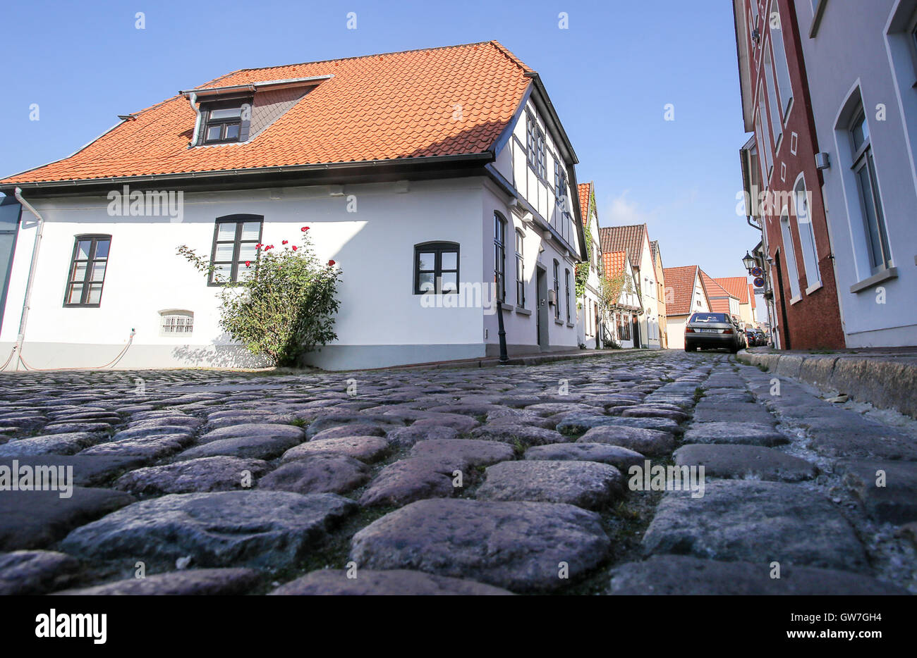 En Verden, Alemania. 9 Sep, 2016. La calle 'Muhlentor' en el casco antiguo de la ciudad de Verden, Alemania, 9 de septiembre de 2016. Varias escenas del movimiento "Cómo gané la guerra' con John Lennon fueron muertos a tiros en la ciudad en septiembre de 1966. Foto: Focke Strangmann/dpa/Alamy Live News Foto de stock