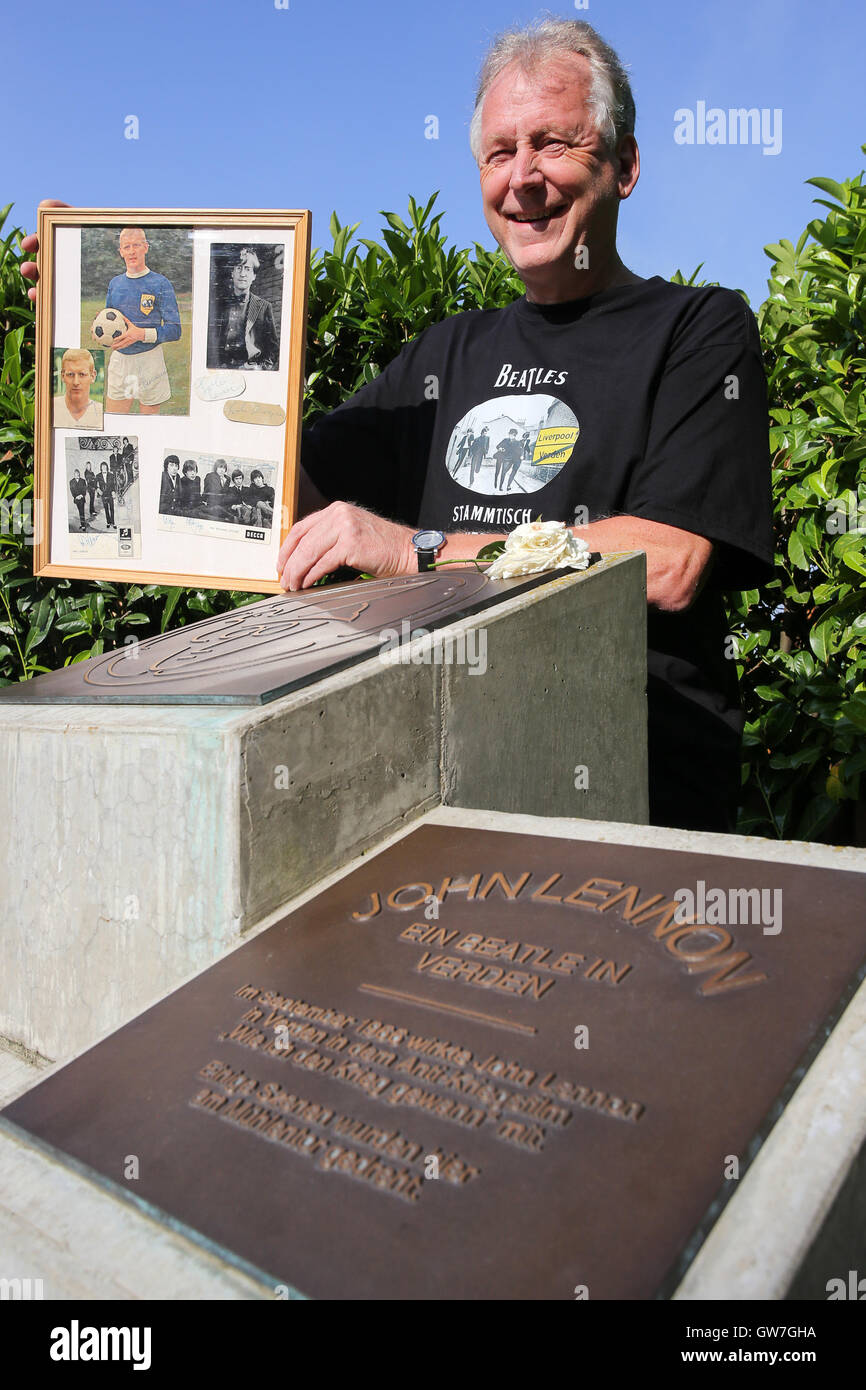 Harry Schwertner, co-fundador de The Beatles grupo de regulares en Verden, posa con un marco de fotos con autógrafos y fotos, incluyendo una de John Lennon junto al memorial de John Lennon Verden, Alemania, 9 de septiembre de 2016. Varias escenas del movimiento "Cómo gané la guerra' con John Lennon fueron muertos a tiros en la ciudad en septiembre de 1966. Foto: Focke Strangmann/dpa Foto de stock