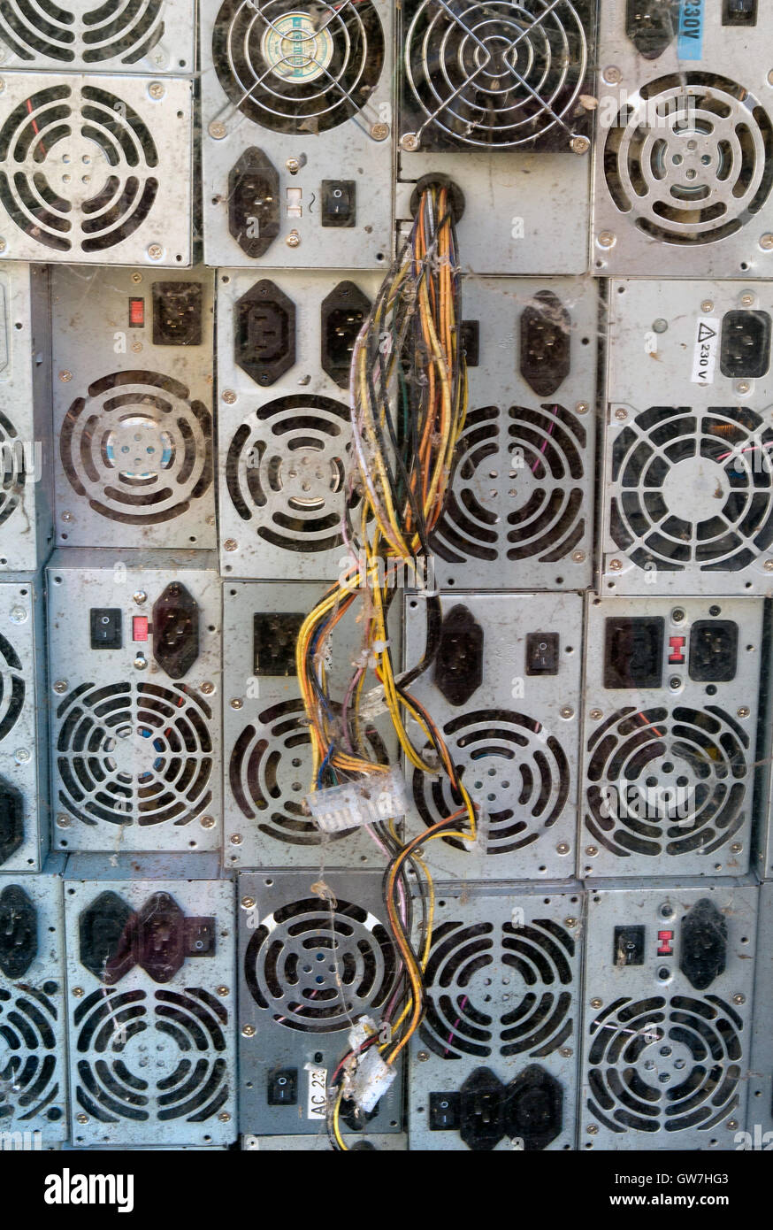 Parte posterior de un montón de viejos discos duros de un ordenador Foto de stock