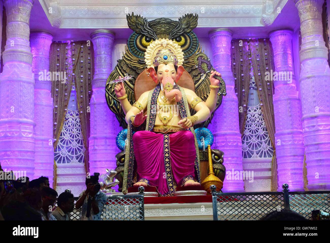 Raja Lalbaugcha Ganpati ídolo encabezada dios elefante Ganesha Sarvajanik Ganeshotsav Mandal Mumbai, India Foto de stock