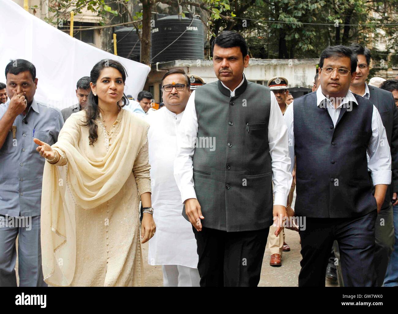 Diseñador de moda y dirigente del Partido Bhartiya Janta Shaina NC Ministro Jefe de Maharashtra Devendra Fadnavis inauguración Mumbai Foto de stock