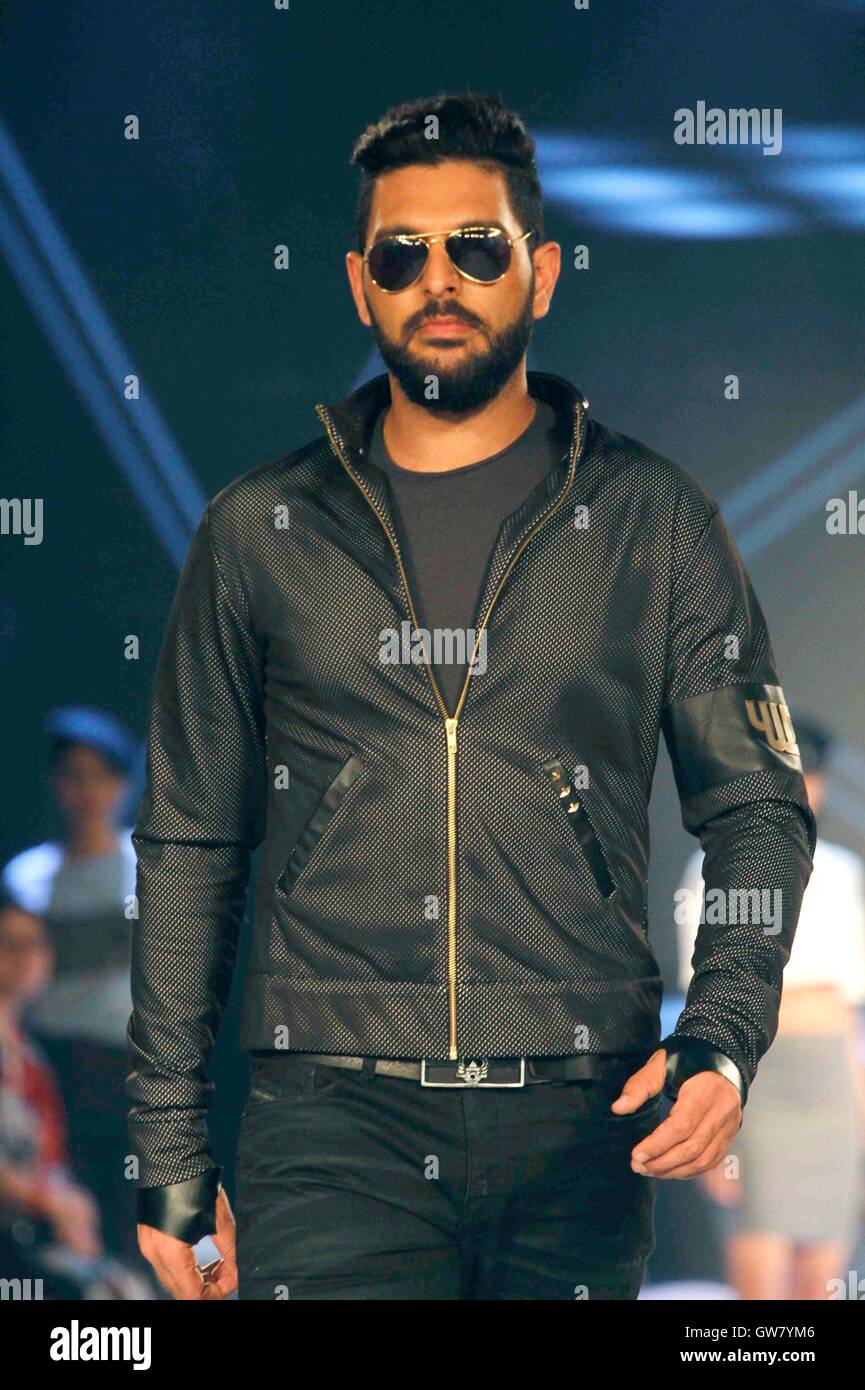 Jugador de cricket indio Yuvraj Singh camina la rampa de lanzamiento de la  marca de ropa de diseñadores de moda diseñados YWC Shantanu Nikhil Mumbai  Fotografía de stock - Alamy