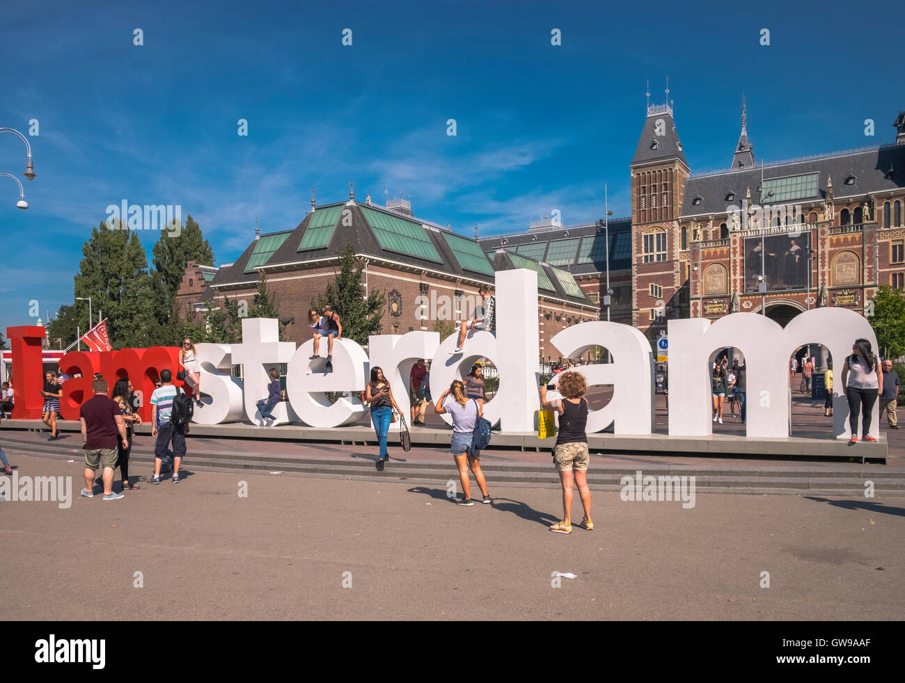 Los turistas subir y sentarse en la señalización, I Amsterdam Museum Quarter, Amsterdam, Países Bajos Foto de stock