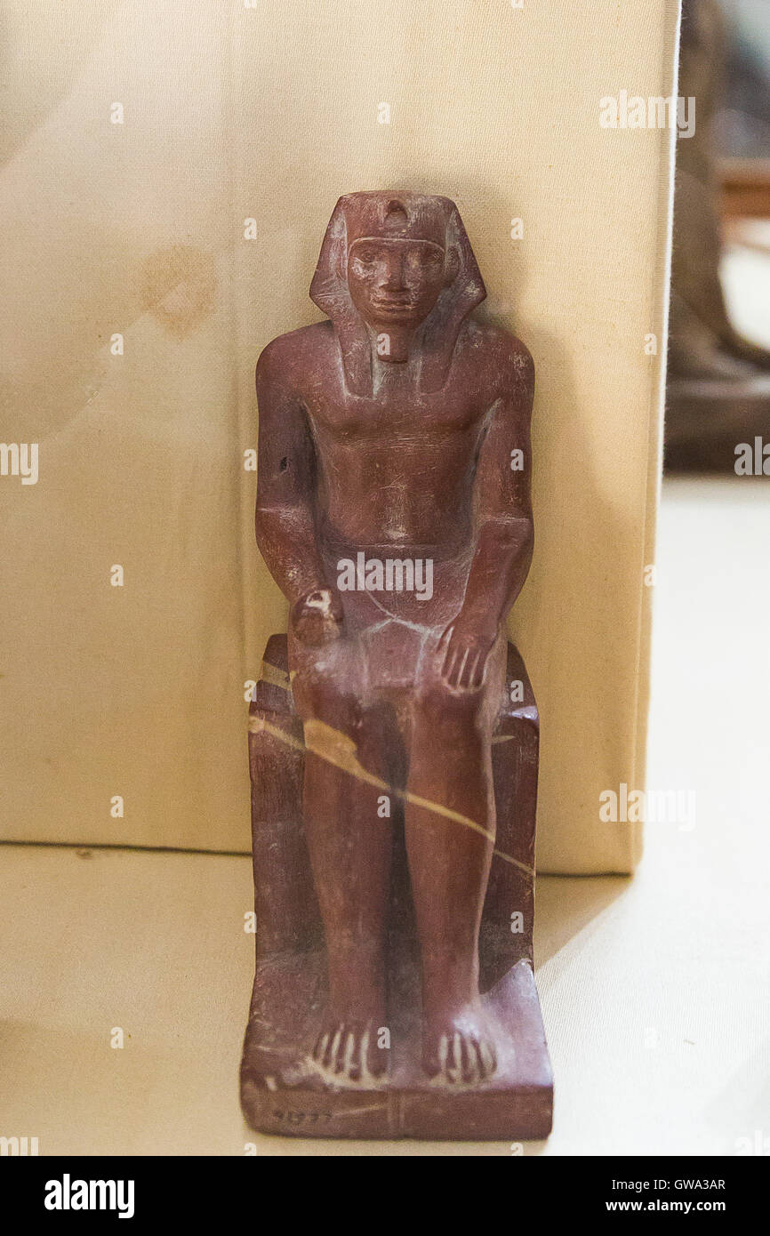 Egipto, El Cairo, el Museo Egipcio, la estatua del rey sentado Mycerinus, encontró en su templo mortuorio en Giza. Foto de stock