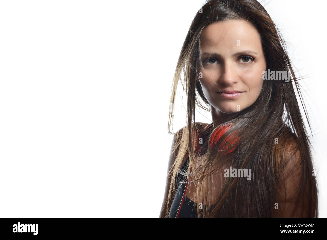 Una hermosa joven con los auriculares rojo Foto de stock