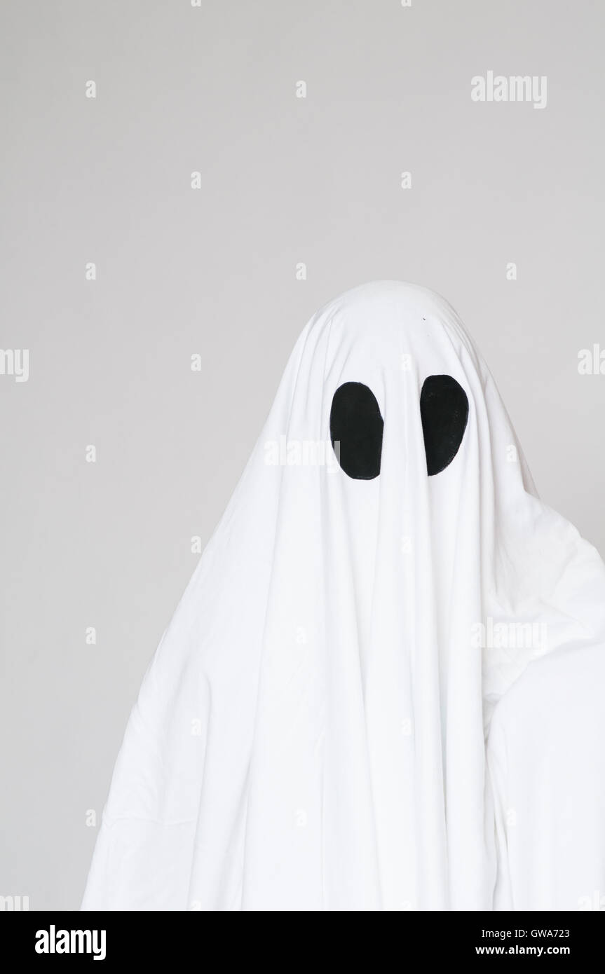 Un muchacho joven con un disfraz de fantasma casero listo para halloween  Fotografía de stock - Alamy