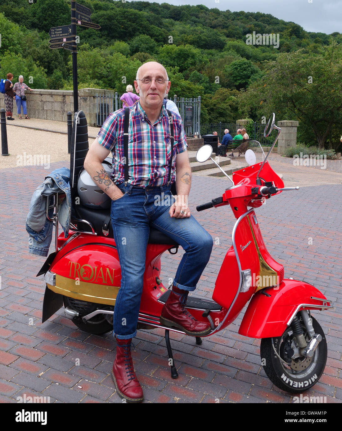 Vespa scooter veterano rider vestida con ropa retro skinhead UK Fotografía  de stock - Alamy