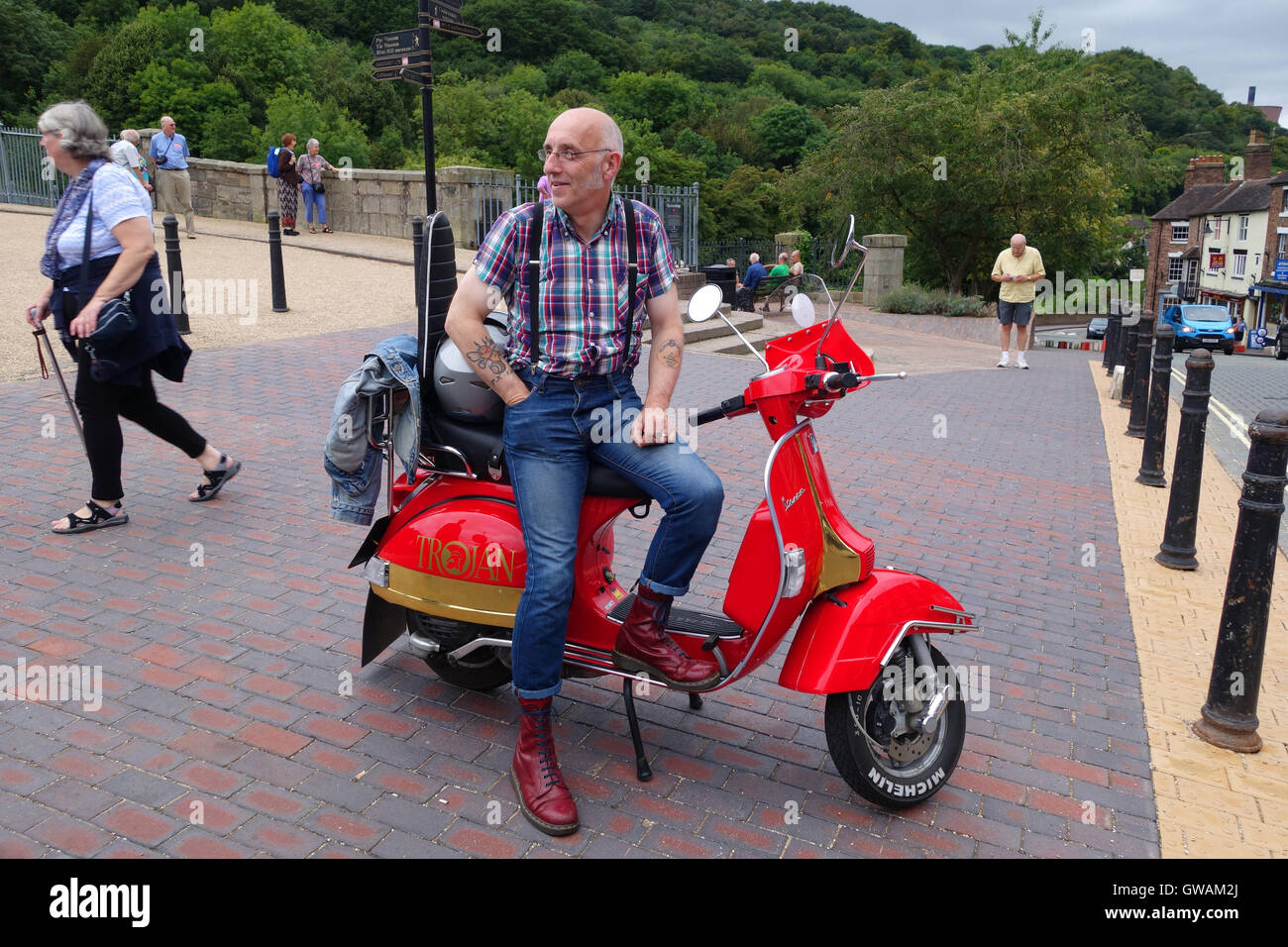 Teoría establecida Contribuyente escalada Vespa scooter veterano rider vestida con ropa retro skinhead UK Fotografía  de stock - Alamy