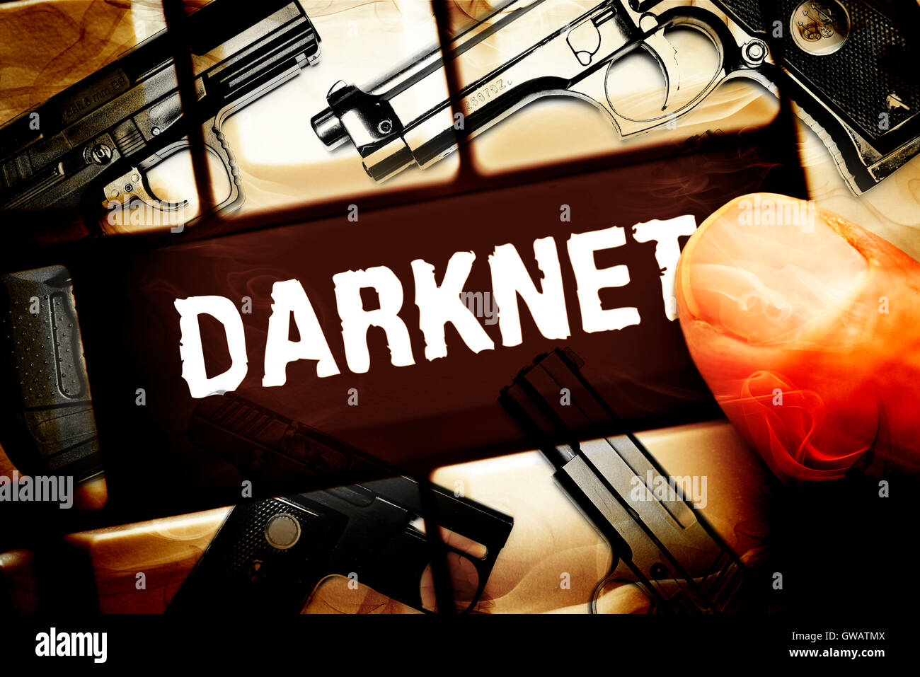 Equipo clave con la etiqueta Darknet y armas de mano, armas compra en la Darknet, mit der Aufschrift Computertaste oscuro Foto de stock