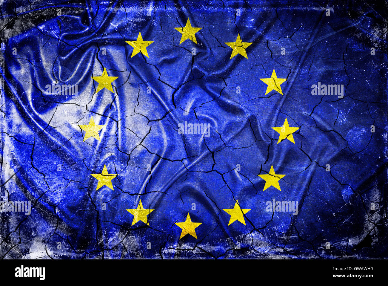 Bandera europea con lágrimas, fotografía simbólica de Europa después de la votación, mit Europa-Fahne Brexit Rissen, Symbolfoto Europa nach dem Brexi Foto de stock