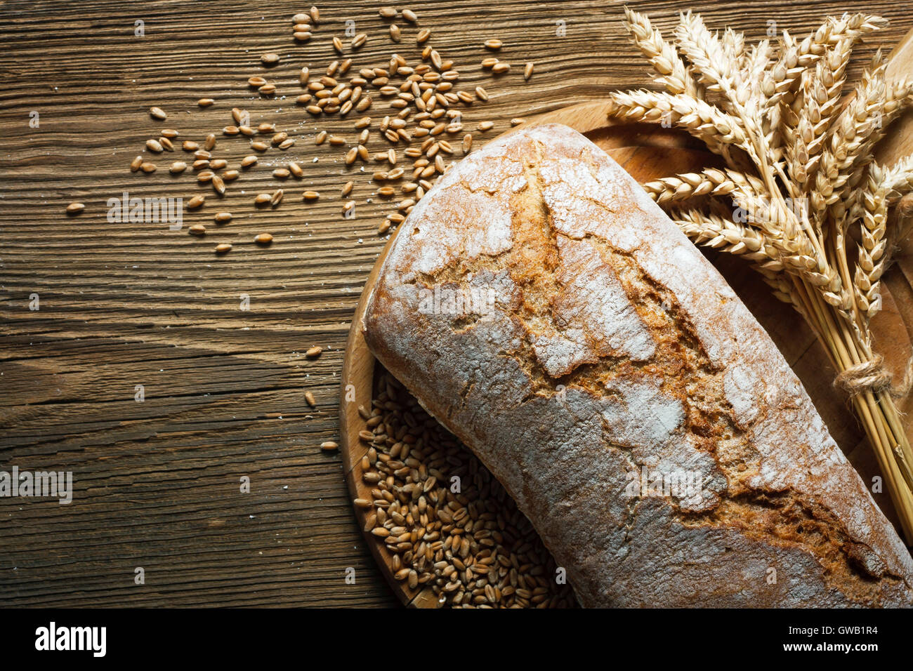 Pan casero de pan sobre la mesa de madera Foto de stock