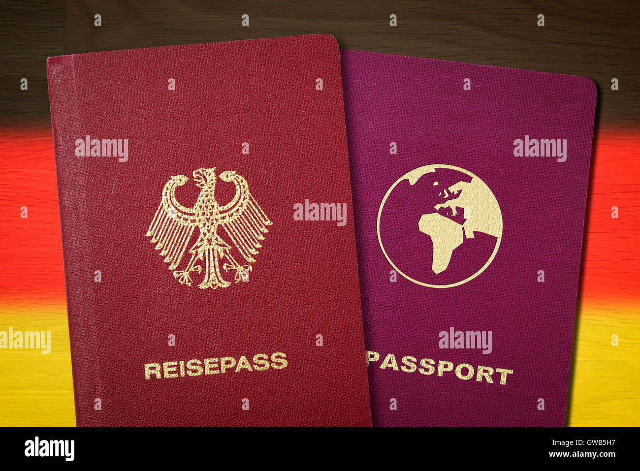 Y segundo pasaporte alemán antes de Alemania bandera foto simbólica, la doble nacionalidad, Deutscher und zweiter Pass vor Deutschlandfah Foto de stock