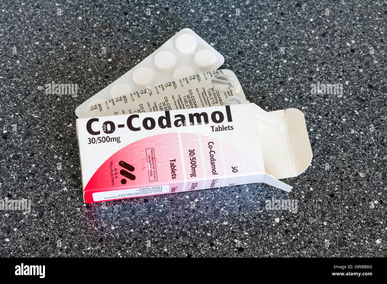 Paquete y envase de Co-codamol, un analgésico utilizado a menudo en los hospitales Foto de stock
