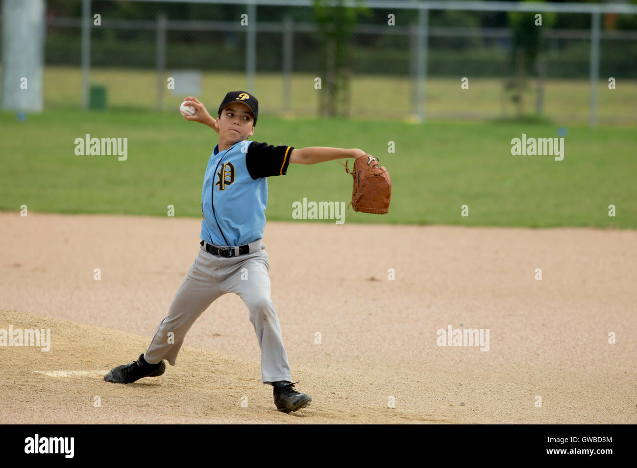 Un adolescente parcelas durante un juego de béisbol en Cairns, Australia Foto de stock
