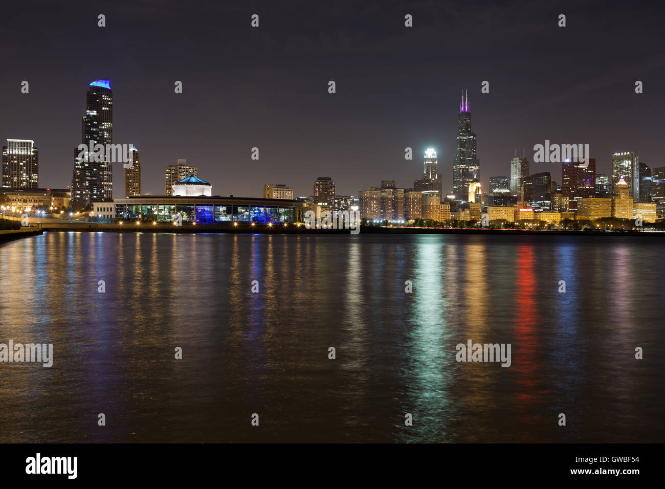 Horizonte de Chicago. Imagen de la ciudad de Chicago en la noche con el reflejo de las luces de la ciudad en el Lago Michigan. Foto de stock