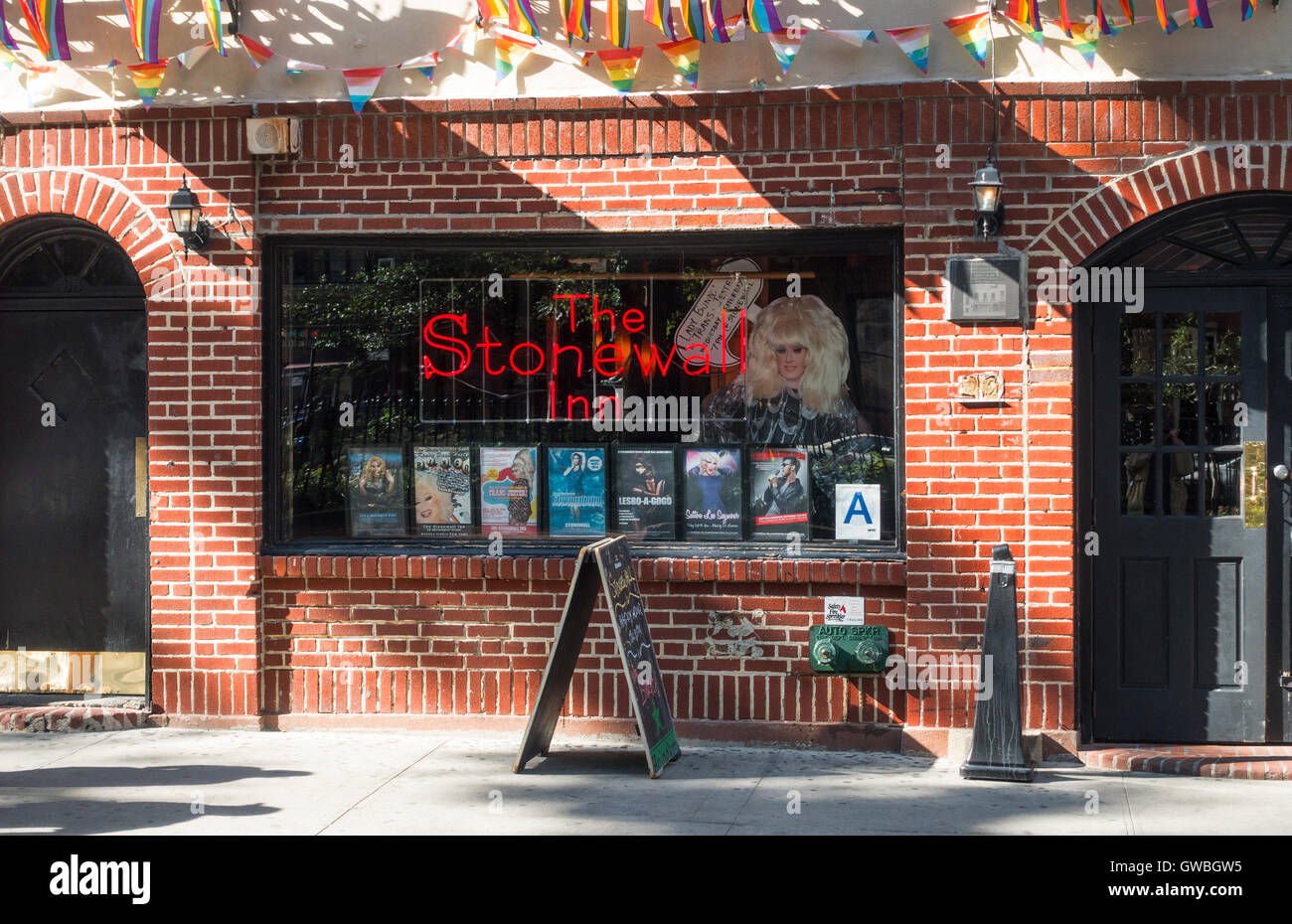 El Stonewall Inn, un famoso bar gay en Greenwich Village en la Ciudad de Nueva York Foto de stock