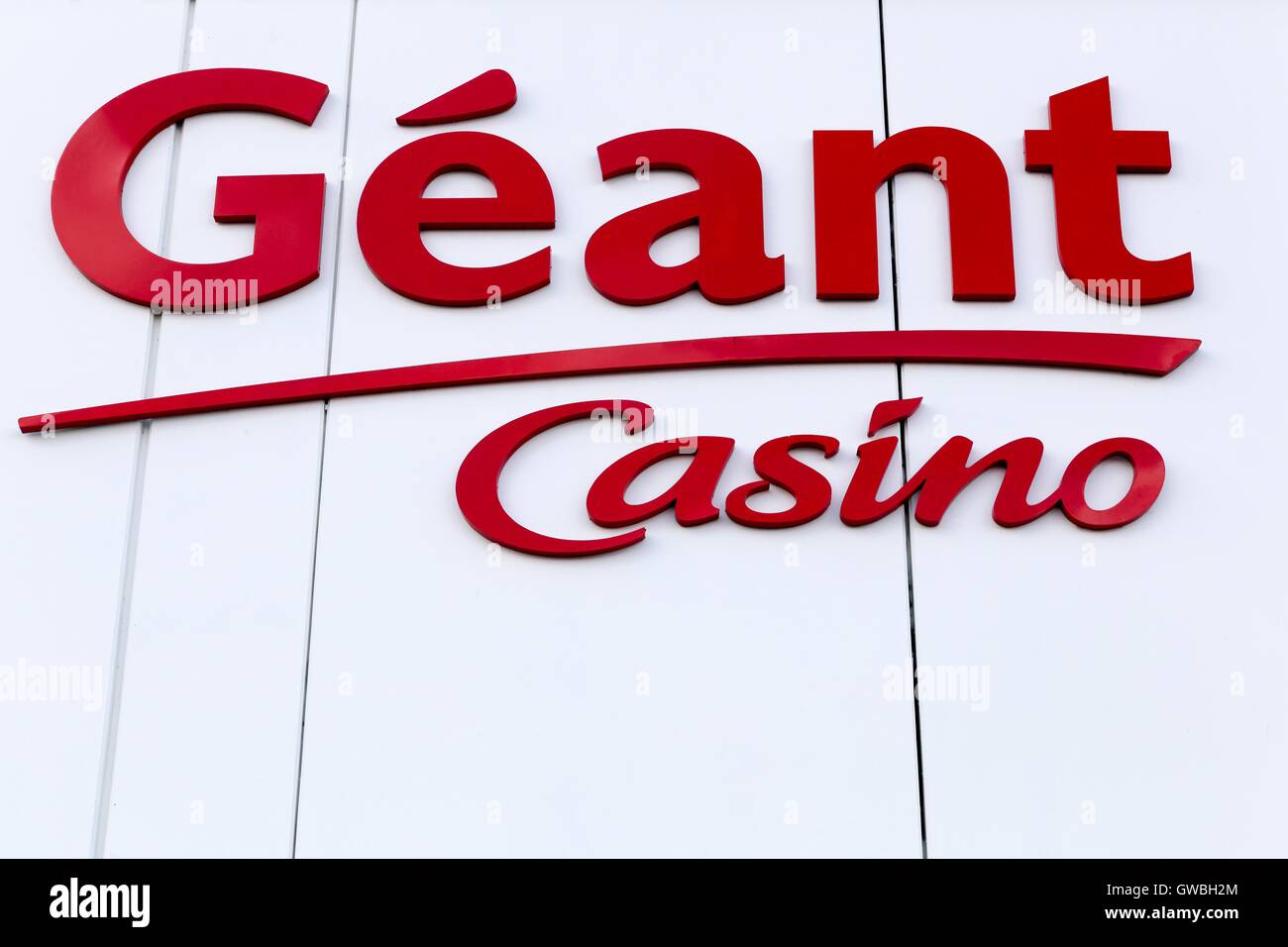 Geant Casino logotipo sobre una fachada Foto de stock