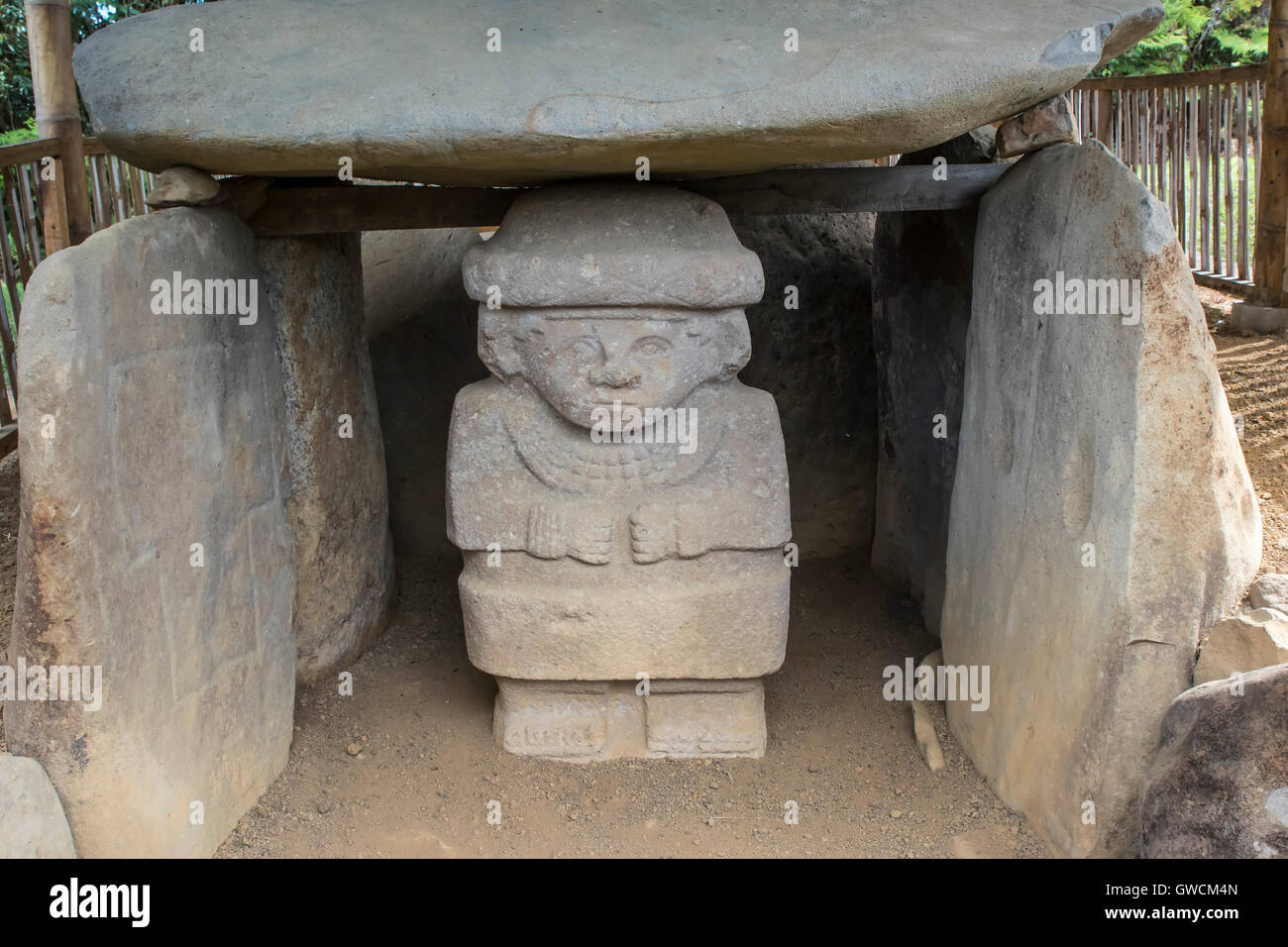 Complejo de pre-colombinos monumentos funerarios megalíticos y estatuas, túmulos, terrazas, estructuras funerarias, piedra statuar Foto de stock
