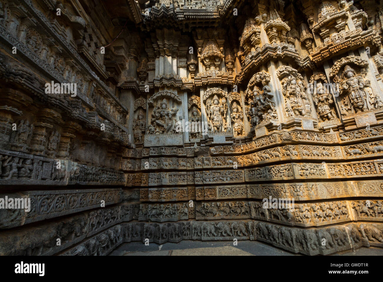 Panel de pared de socorro y friso de moldeo horizontal en tratamiento en el templo Chennakesava, Somanathapura, Mysore, Karnataka, India, Asia Foto de stock