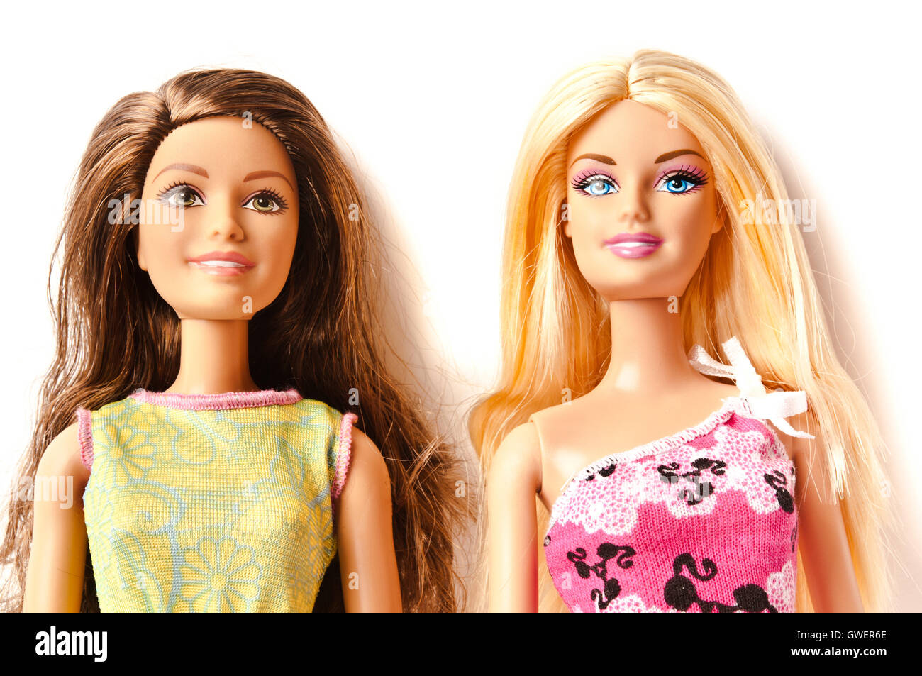 Blonde brunette barbie dolls fotografías e imágenes de alta resolución -  Alamy