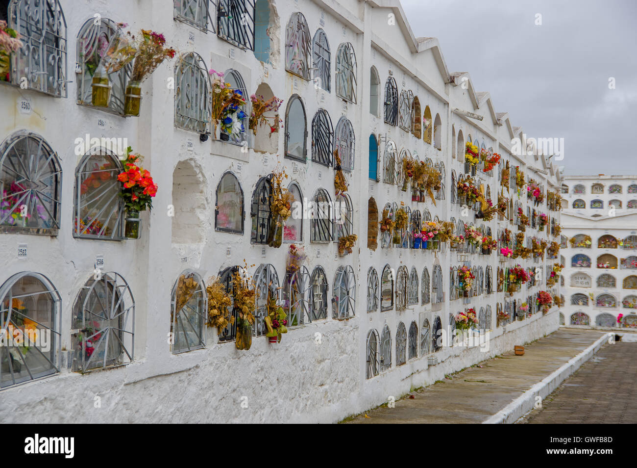 TULCAN, ECUADOR Julio 3, 2016 tumbas verticales con una puerta