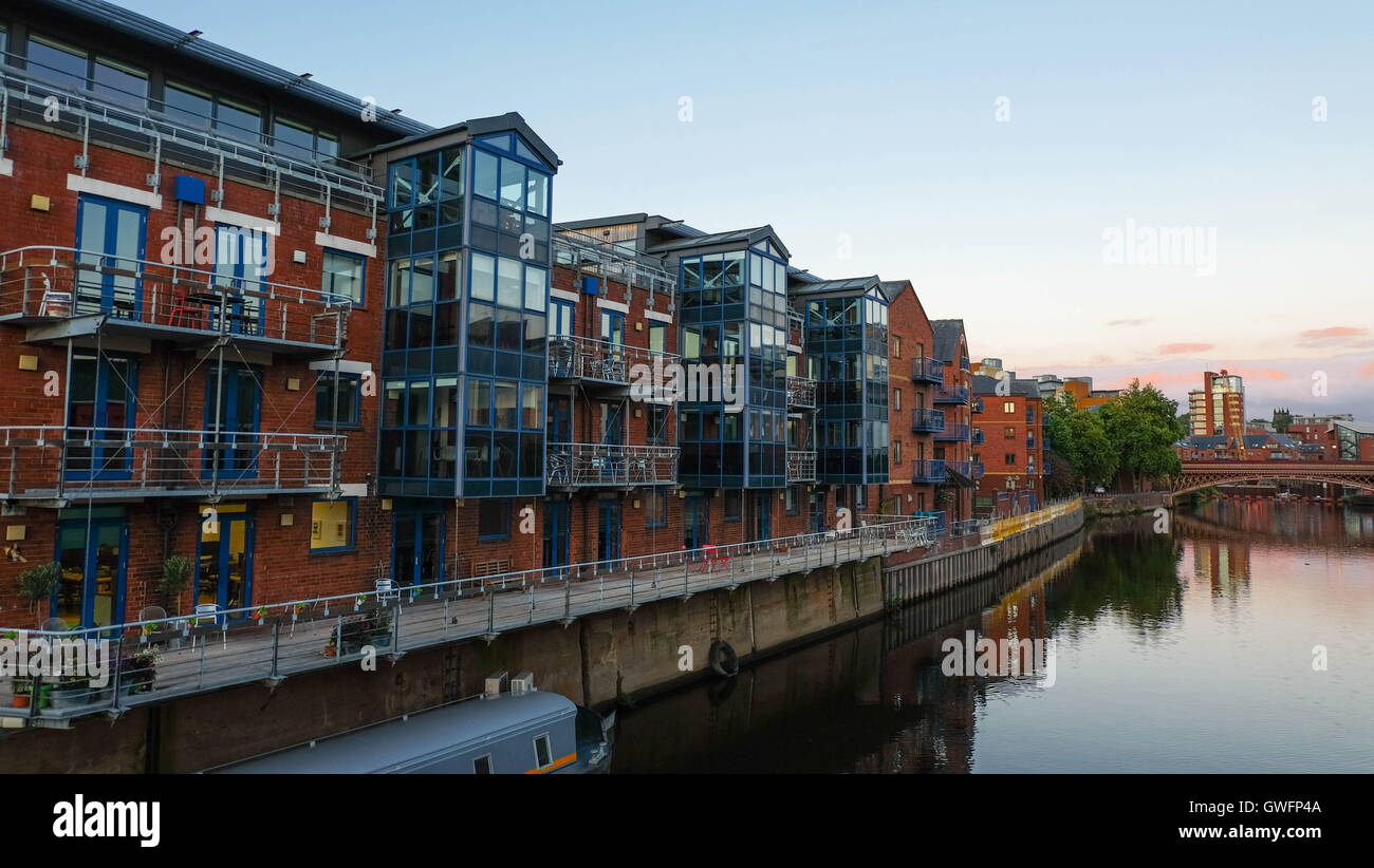 Bloque residencial en el Brewery Wharf al anochecer, Leeds Foto de stock