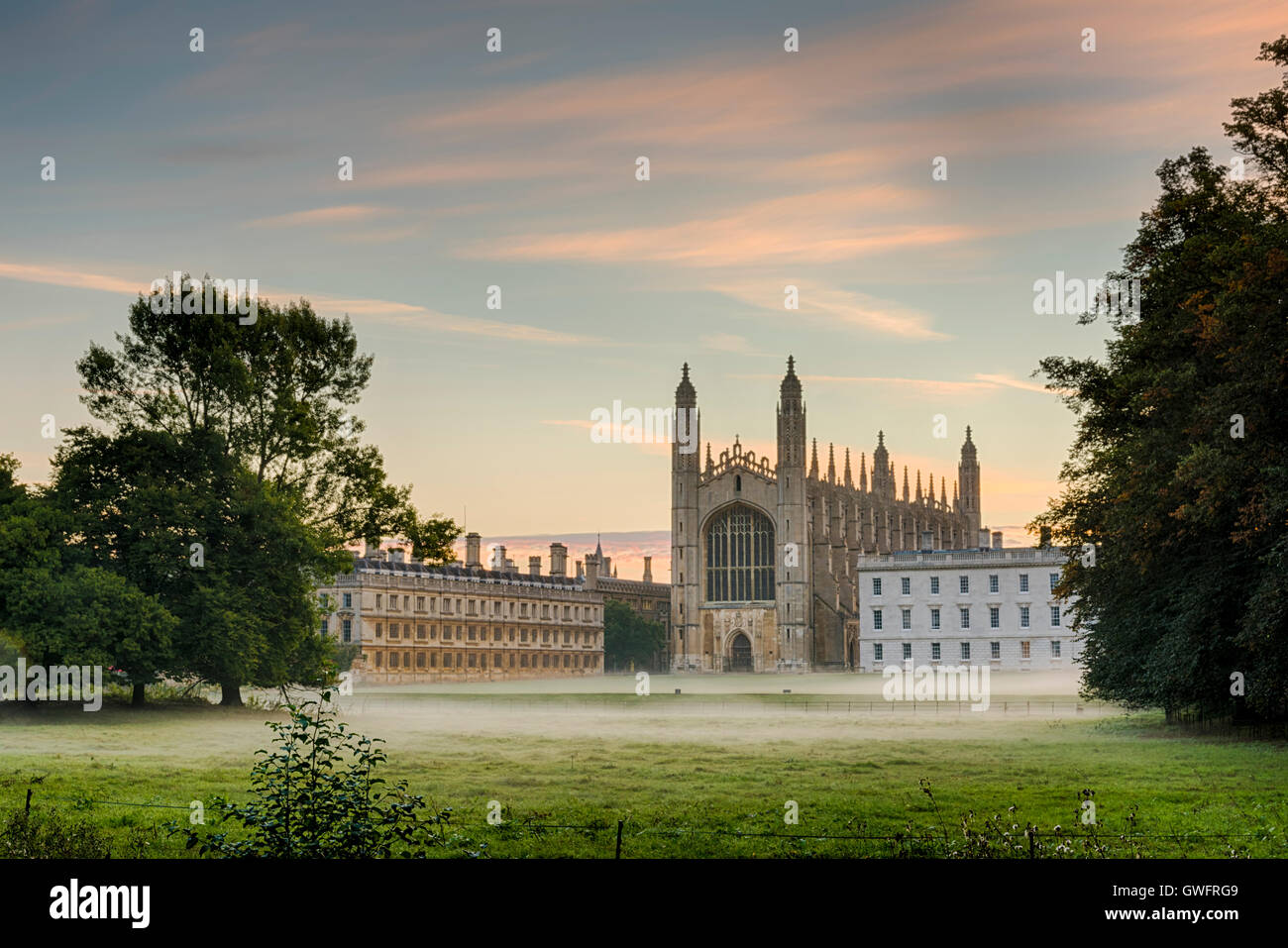 King's College, Cambridge, Reino Unido, 13 de septiembre de 2016. Mist se cuelga en el aire y en el cuidado césped del King's College de Cambridge, Reino Unido al amanecer en uno de los mejores días de septiembre en el Reino Unido el registro. Las temperaturas en todo el sureste de Inglaterra, se prevé que lleguen más de 30 grados centígrados en una ola de calor a principios de otoño. Crédito: Julian Eales/Alamy Live News Foto de stock