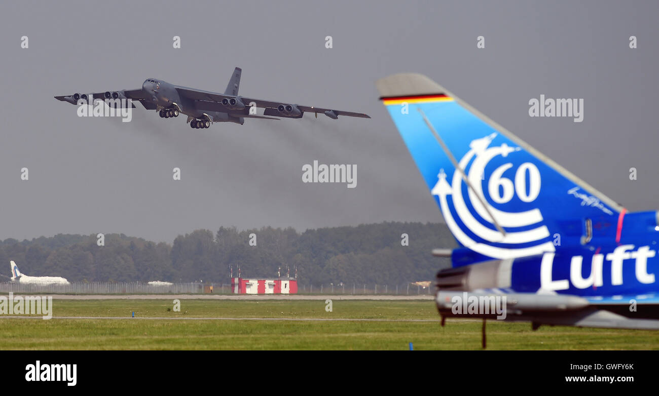 Mosnov, República Checa. 13 Sep, 2016. Estados Unidos bombarderos estratégicos B-52 Stratofortress (foto) aterriza en el aeropuerto Mosnov, República Checa, 13 de septiembre de 2016. El bombardero B-52 tendrá sus primeros vuelos dentro del ejercicio de la OTAN el domingo durante días y días en la Fuerza Aérea Checa aeropuerto Mosnov en septiembre 17-18. Crédito: Jaroslav Ozana/CTK Foto/Alamy Live News Foto de stock
