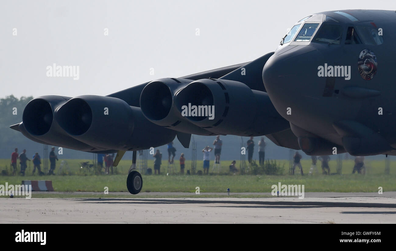Mosnov, República Checa. 13 Sep, 2016. Estados Unidos bombarderos estratégicos B-52 Stratofortress (foto) aterriza en el aeropuerto Mosnov, República Checa, 13 de septiembre de 2016. El bombardero B-52 tendrá sus primeros vuelos dentro del ejercicio de la OTAN el domingo durante días y días en la Fuerza Aérea Checa aeropuerto Mosnov en septiembre 17-18. Crédito: Jaroslav Ozana/CTK Foto/Alamy Live News Foto de stock