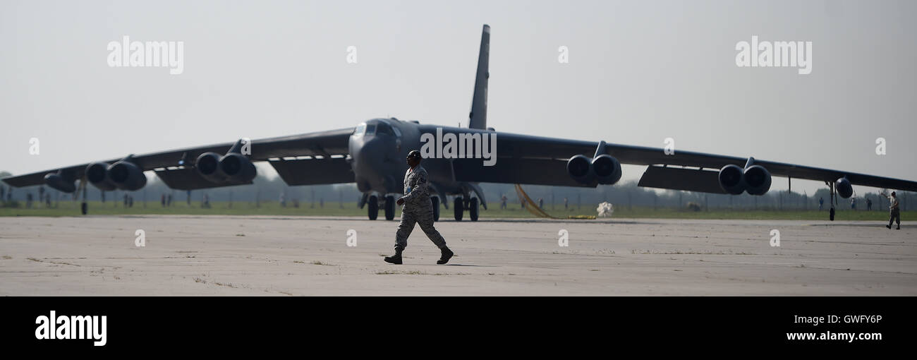 Mosnov, República Checa. 13 Sep, 2016. Estados Unidos bombarderos estratégicos B-52 Stratofortress (foto) aterriza en el aeropuerto Mosnov, República Checa, 13 de septiembre de 2016. El bombardero B-52 tendrá sus primeros vuelos dentro del ejercicio de la OTAN el domingo durante días y días en la Fuerza Aérea Checa aeropuerto Mosnov en septiembre 17-18. Crédito: Jaroslav Ozana/CTK Foto/Alamy Live News Foto de stock