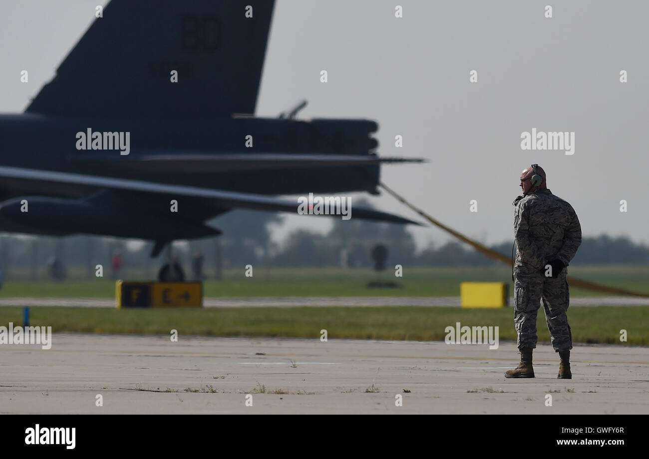 Mosnov, República Checa. 13 Sep, 2016. Estados Unidos bombarderos estratégicos B-52 Stratofortress (foto) aterriza en el aeropuerto Mosnov, República Checa, 13 de septiembre de 2016. El bombardero B-52 tendrá sus primeros vuelos dentro del ejercicio de la OTAN el domingo durante días y días en la Fuerza Aérea Checa aeropuerto Mosnov en septiembre 17-18. Crédito: Jaroslav Ozana/CTK Foto/Alamy Live News Foto de stock