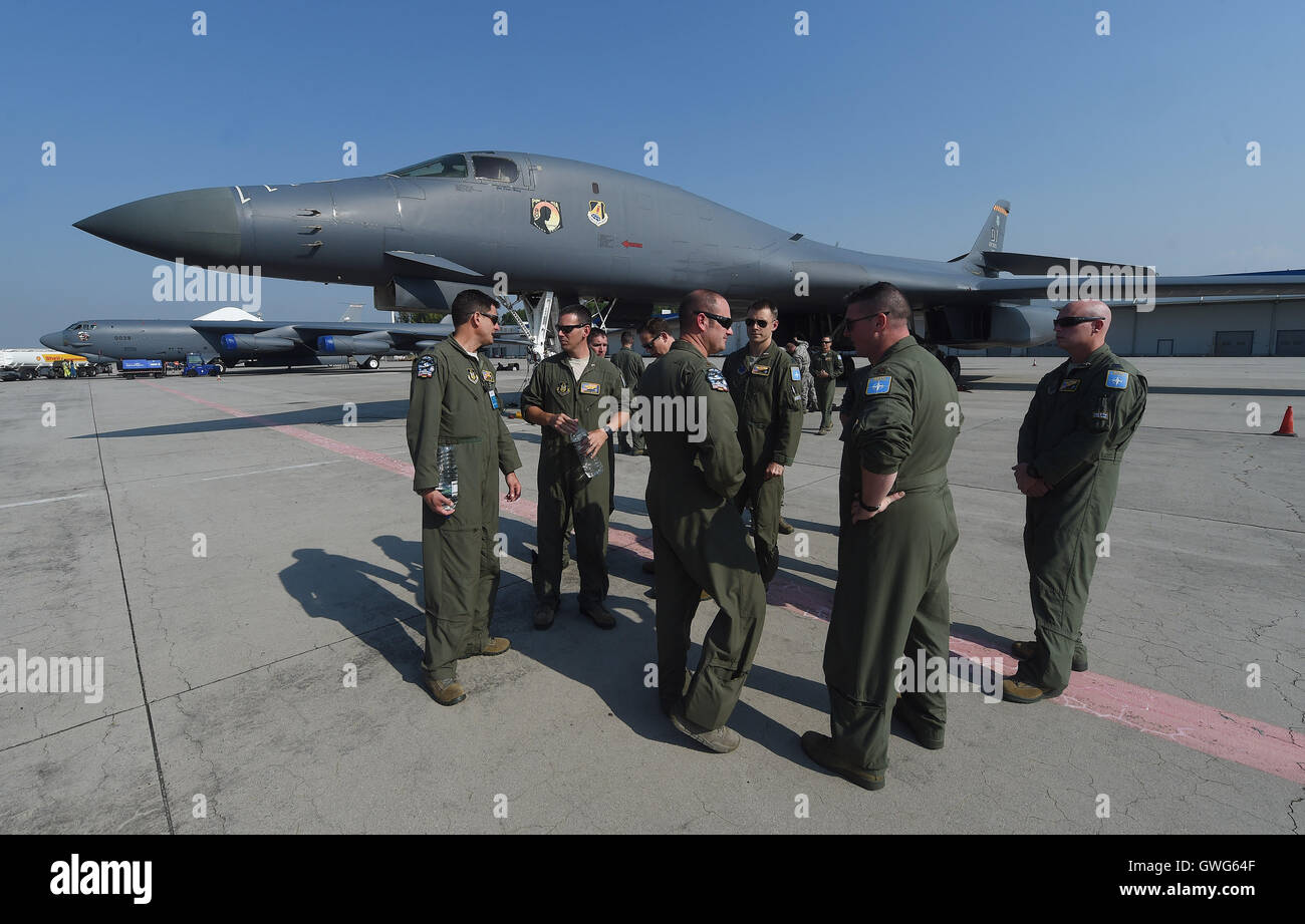 Mosnov, República Checa. 13 Sep, 2016. Estados Unidos bombarderos estratégicos B-52 Stratofortress (izquierda) y el B-1B Lancer tierras en aeropuerto Mosnov, República Checa, 13 de septiembre de 2016. El bombardero B-52 tendrá sus primeros vuelos dentro del ejercicio de la OTAN el domingo durante días y días en la Fuerza Aérea Checa aeropuerto Mosnov en septiembre 17-18. Crédito: Jaroslav Ozana/CTK Foto/Alamy Live News Foto de stock