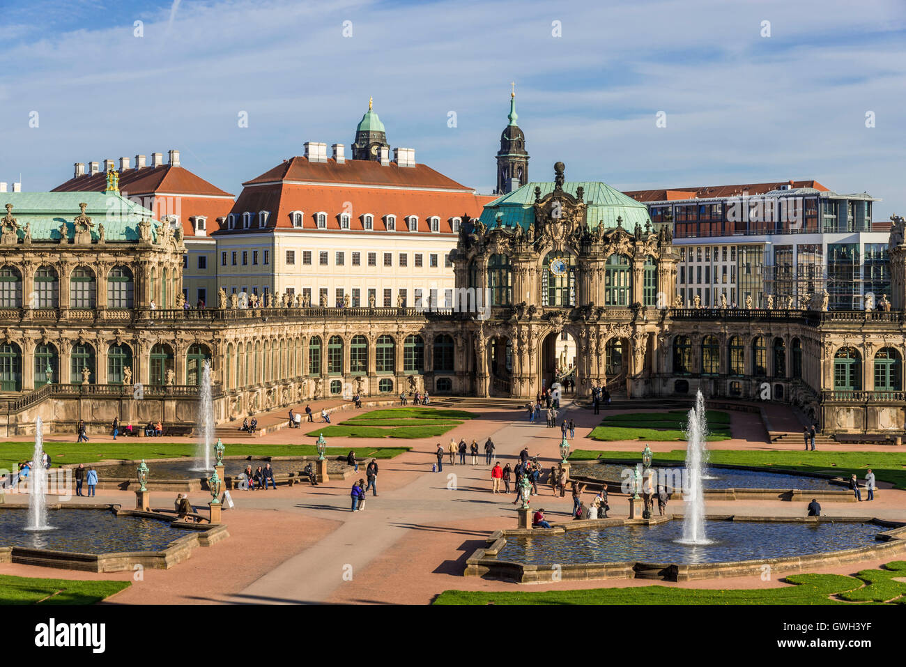 Dresden, Zwingerhof, Bogengalerie und Glockenspielpavillon vor dem Taschenbergpalais Foto de stock