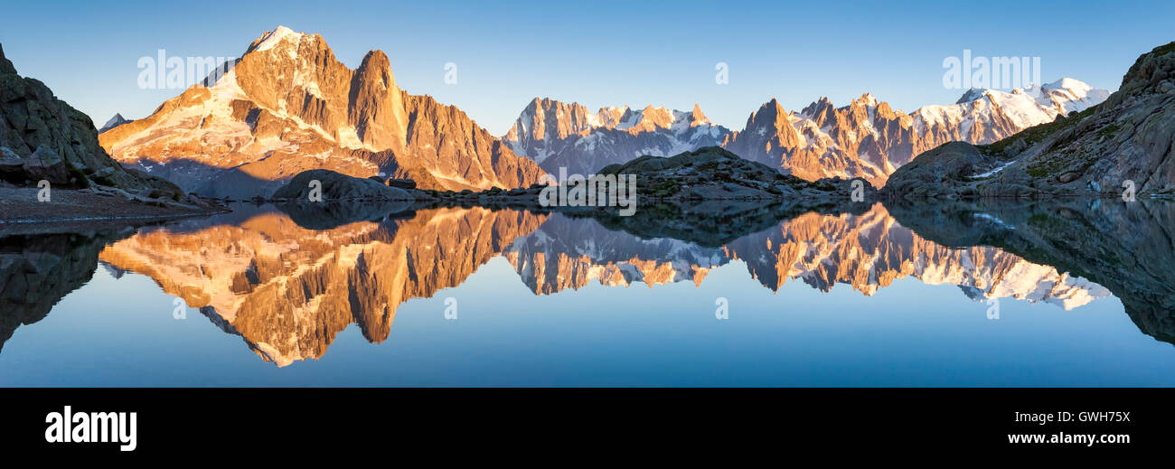 Hermoso panorama de la cordillera de los Alpes con Luces al atardecer y reflexión en una altitud lago cerca de Chamonix, Francia Foto de stock