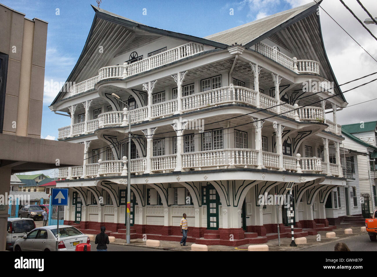 Renovado edificio de madera en el centro de la ciudad de Paramaribo Foto de stock