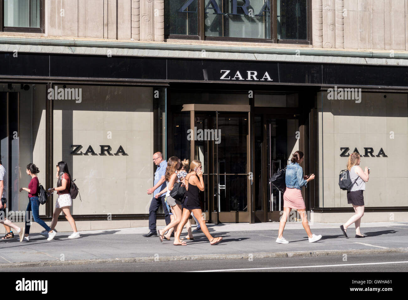 Zara España S.A. en la Quinta Avenida (Entrada de la calle 42), en la  ciudad de Nueva York Fotografía de stock - Alamy