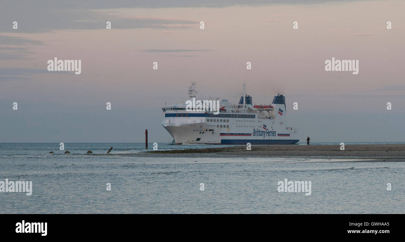 Brittany Ferries pasando Studland Barfleur, camino a Poole. Foto de stock