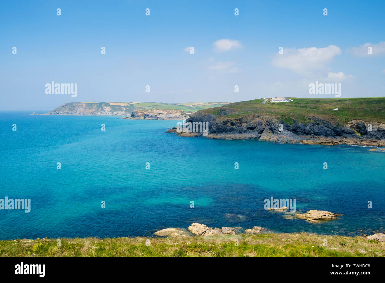 Azul claro del mar frente a la costa de Poldhu Cove, península de Lizard, Cornwall, Inglaterra, Reino Unido en verano Foto de stock